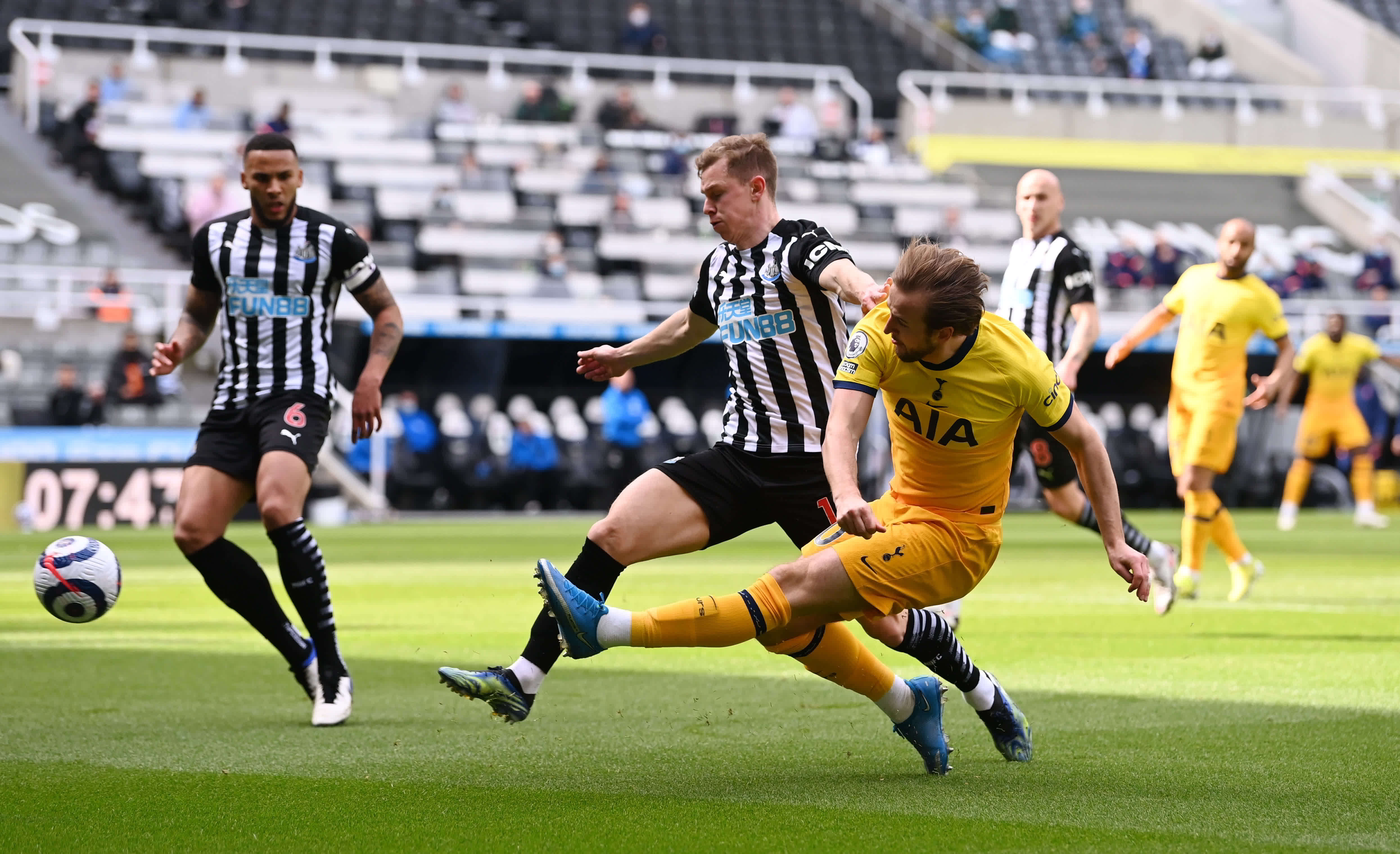 他在中場拿 他在中場拿